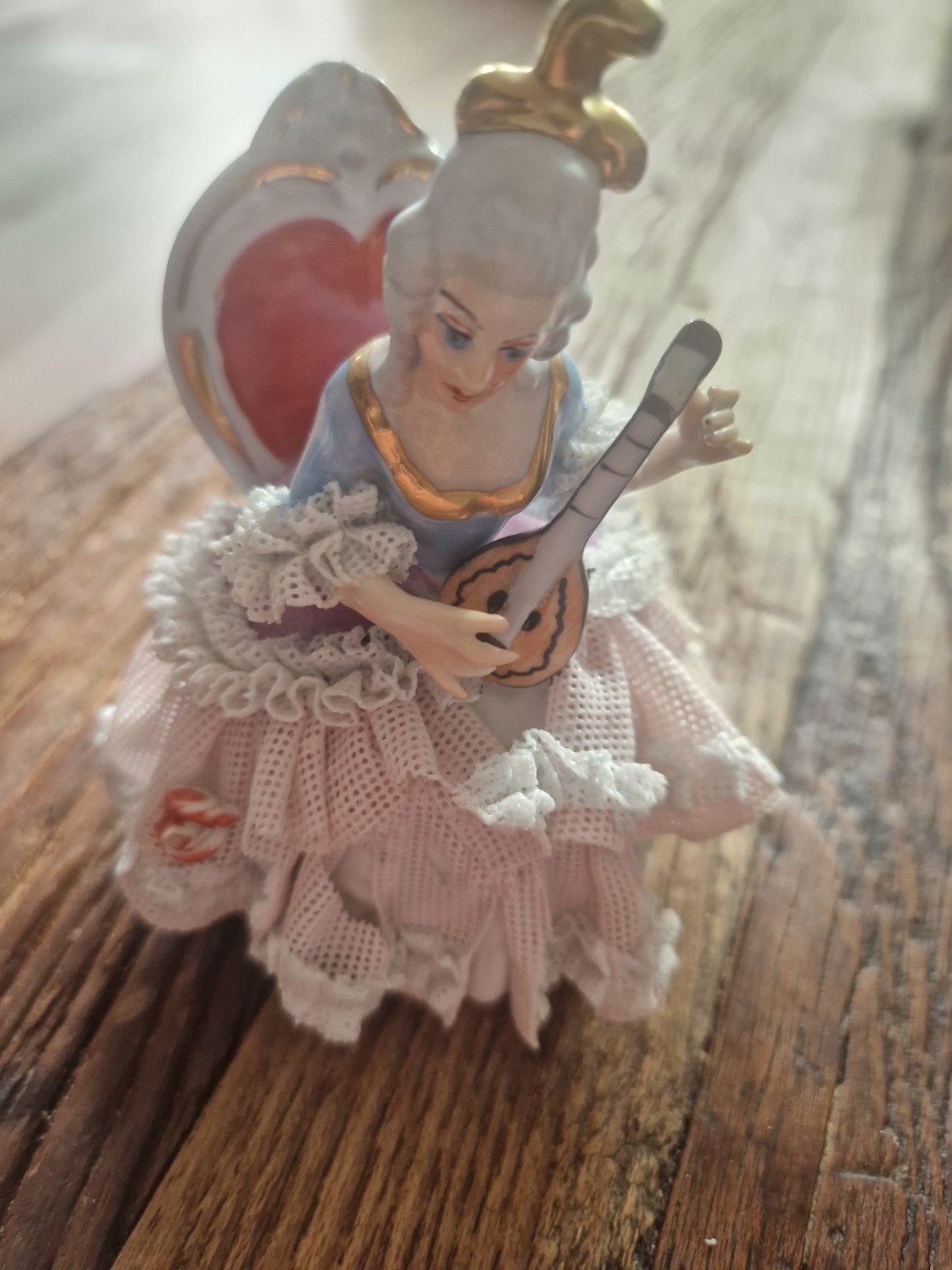 Vintage porseleinen beeldje van dame met mandoline, Antiek en Kunst, Ophalen