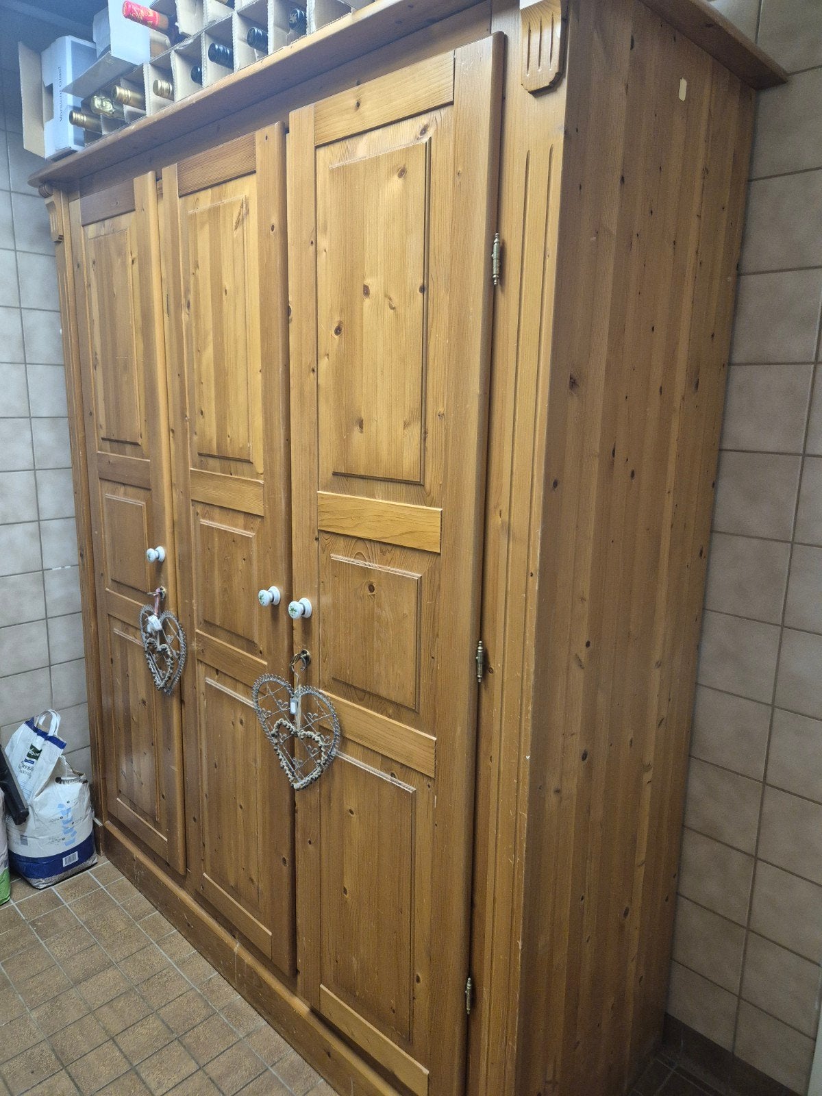 Massief houten kledingkast met 3 deuren, Ophalen, 100 tot 150 cm, Rustiek, 150 tot 200 cm