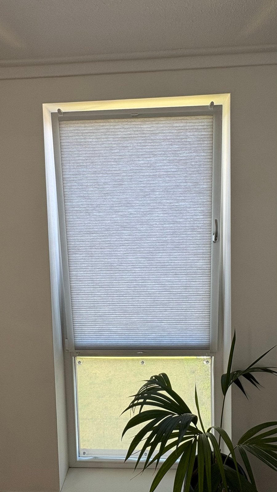 Grijs plisségordijn met klemsteunen, Ophalen, Lichtdoorlatend, Overige merken, Zo goed als nieuw