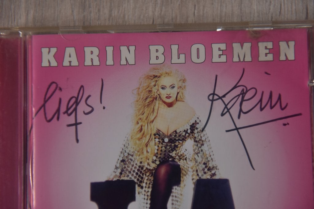 GESIGNEERDE CD - KARIN BLOEMEN LA ON TOUR, Inclusief doosje, Zo goed als nieuw, Live-album, Verzenden