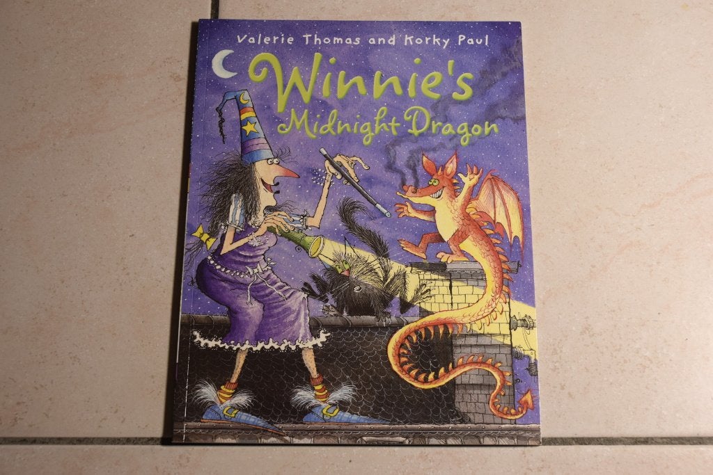 Winnie’s Midnight Dragon / Valerie Thomas and Korky Paul, Ophalen of Verzenden, Zo goed als nieuw, Fictie algemeen, Voorleesboek