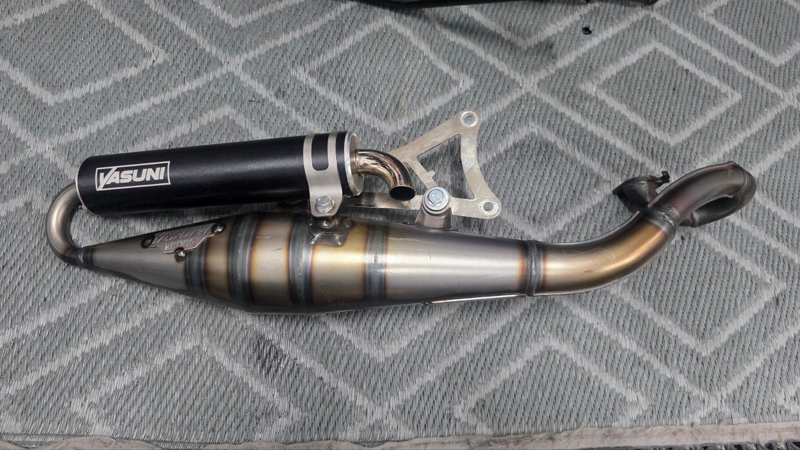 Yasuni R 50-70 uitlaat voor Minarelli (Aprilia SR50), Fietsen en Brommers, Ophalen of Verzenden, Zo goed als nieuw, Uitlaat, Overige merken