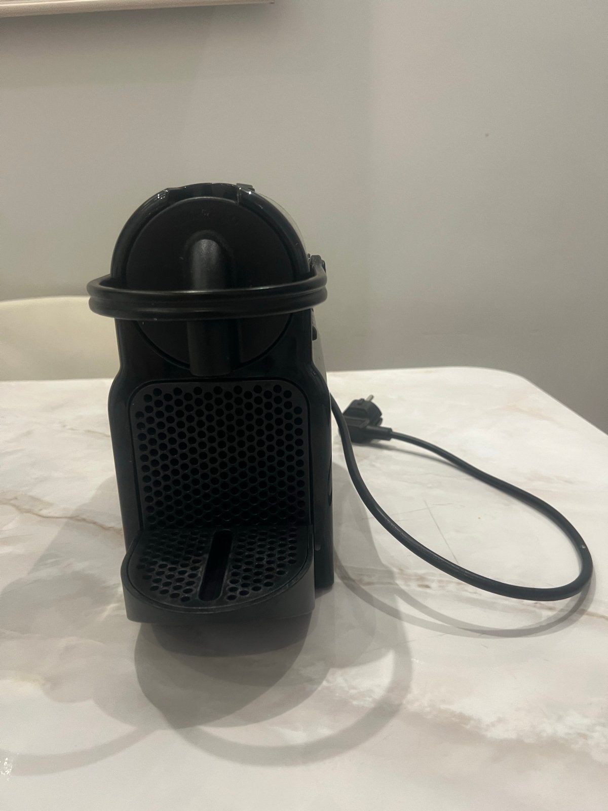 Nespresso koffieapparaat en melkopschuimer, Espresso apparaat, Ophalen of Verzenden, Zo goed als nieuw, 1 kopje