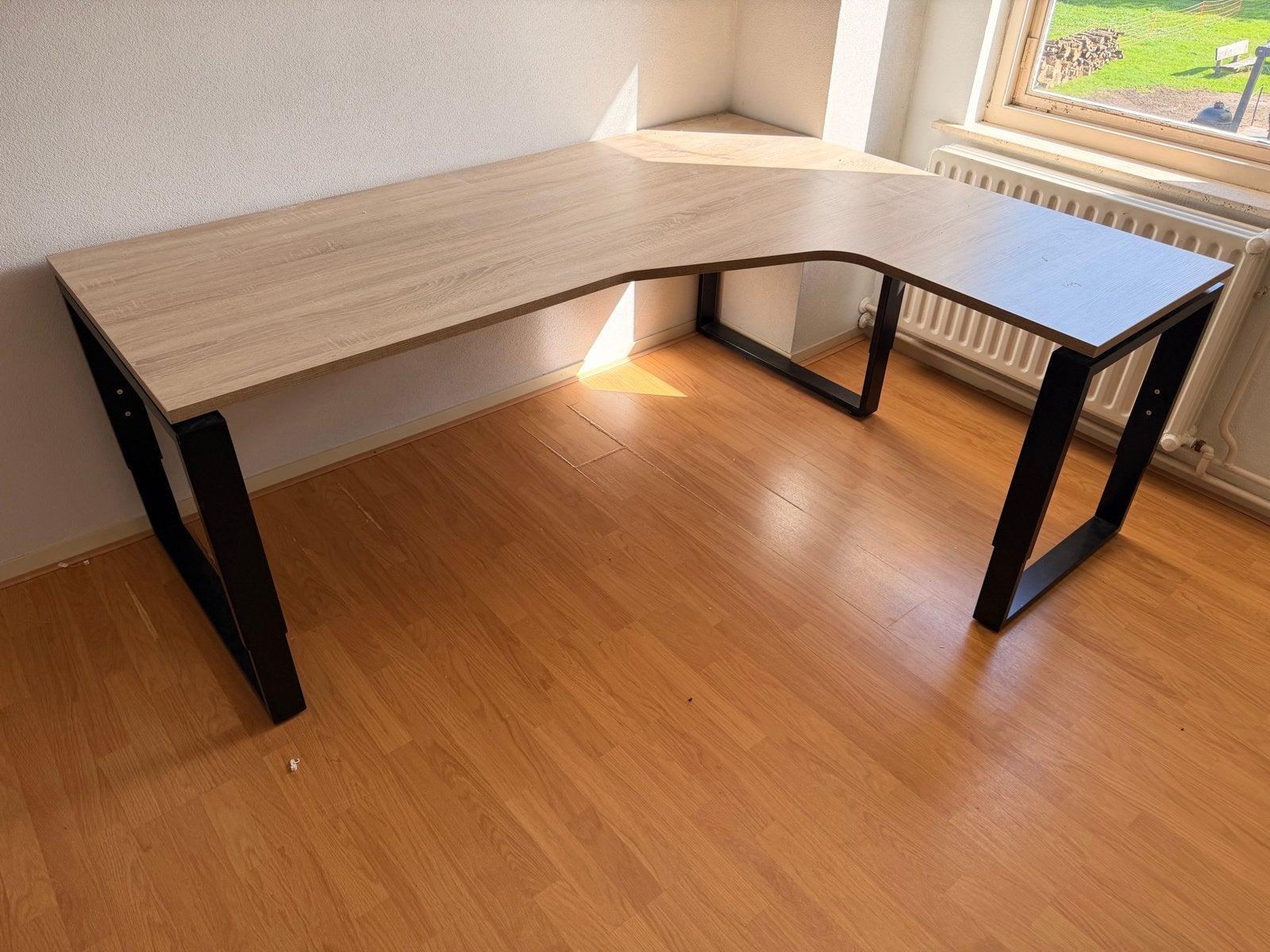 2 hoekbureaus met houtlook blad en zwart metalen frame, Huis en Inrichting, Ophalen, Spaanplaat of MDF, Hoekbureau, Bruin