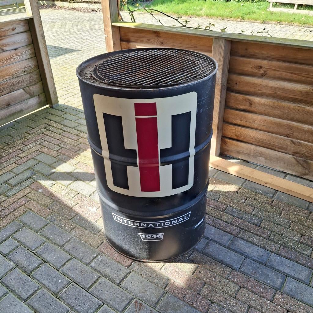 Barbecue Intenational Harvester 1046 - Gepersonaliseerde Bbq, Tuin en Terras, Houtskoolbarbecues, Ophalen of Verzenden, Nieuw