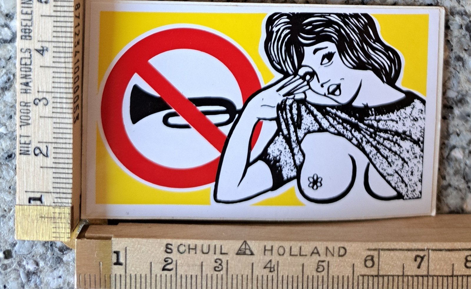 Vintage sticker Verboden toeteren blote vrouw strip sexy, Ophalen of Verzenden, Zo goed als nieuw