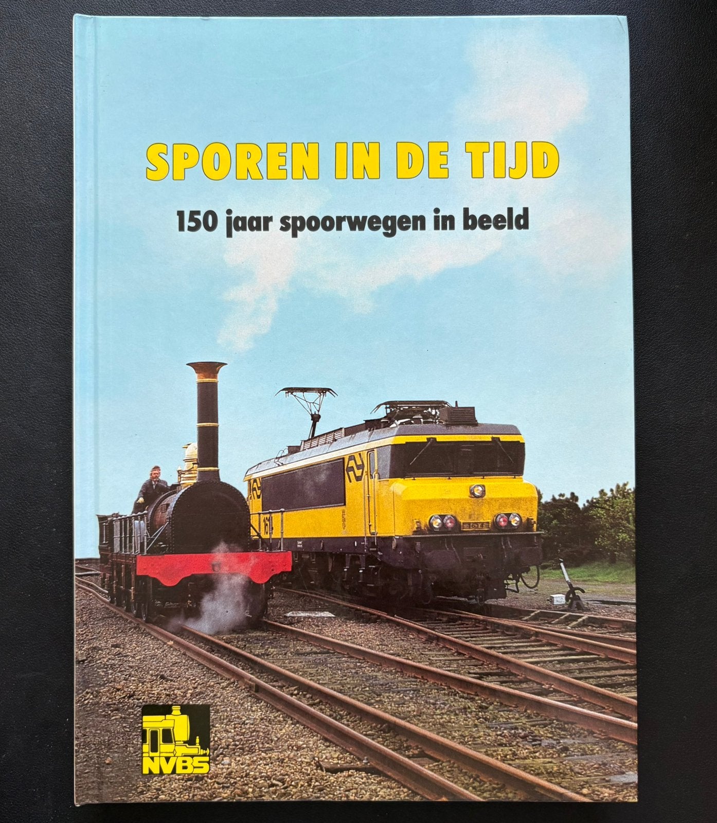 Sporen in de tijd - 150 jaar spoorwegen in beeld (1989), Ophalen of Verzenden, Zo goed als nieuw, Trein, Boek of Tijdschrift
