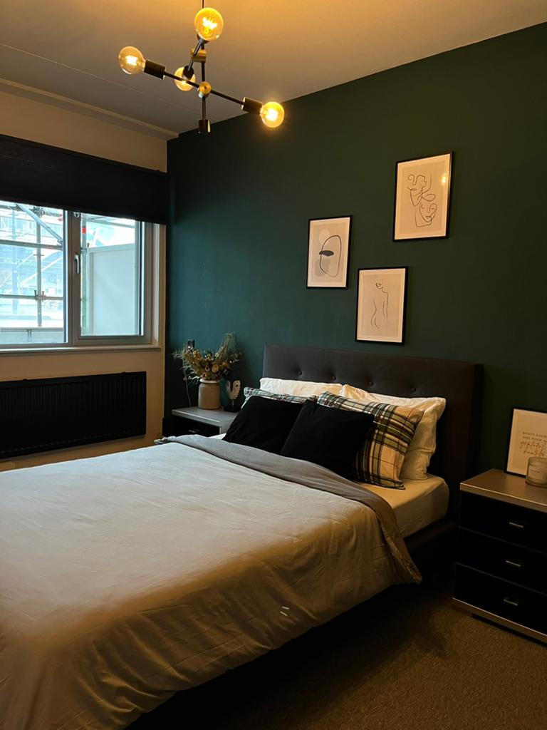 Boxspring + Matras + nachtkastjes en extra kast