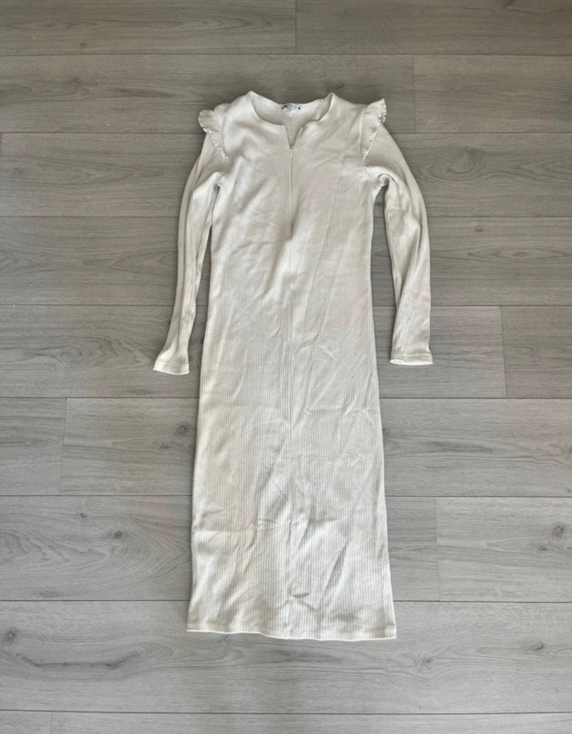 Zara geribbelde jurk met ruffles, maat L, Verzenden, Beige, Maat 42/44 (L), Zo goed als nieuw