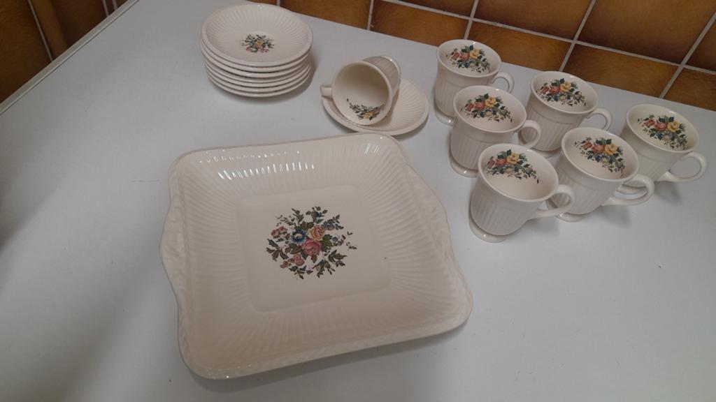 CONWAY WEDGWOOD GRÁTIS GEBAKSCHAAL, 7 KOPJES + 8 SCHOTEL., Ophalen of Verzenden