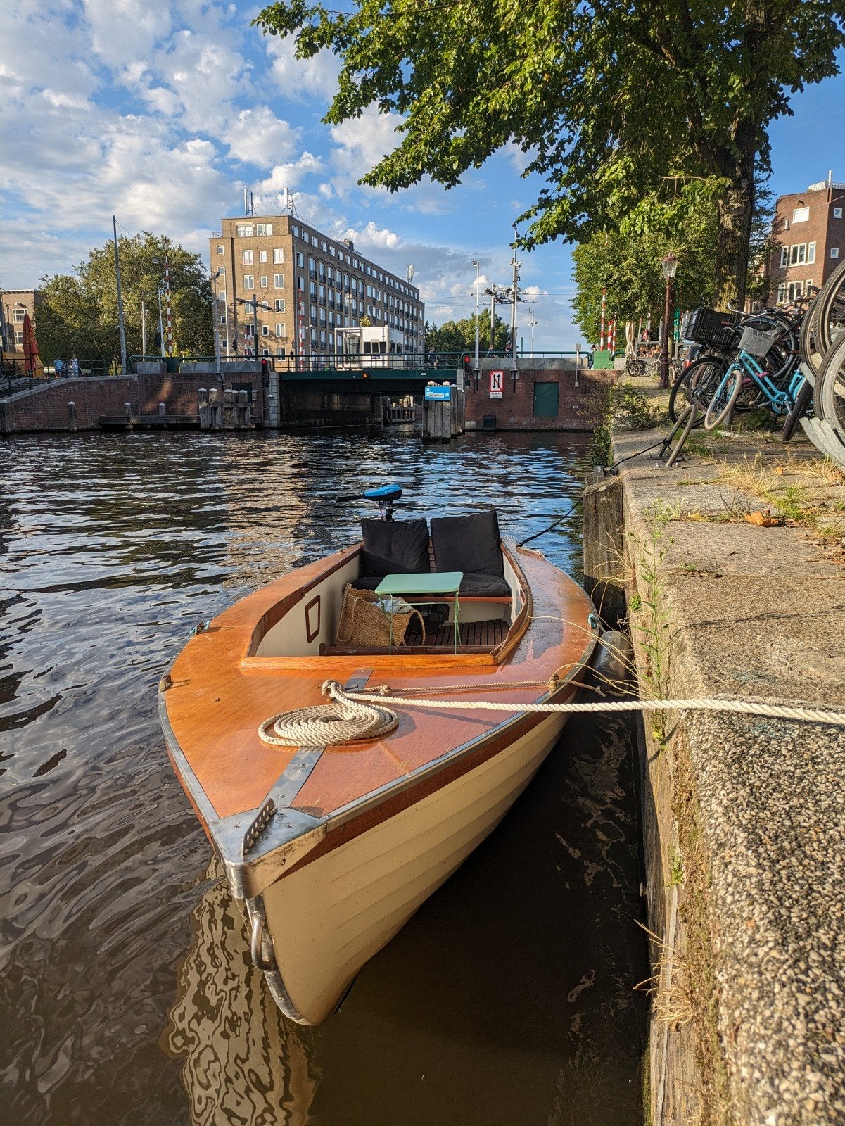 Grachtenbootje, omgebouwd tot sloepje met elektrische motor, Ophalen