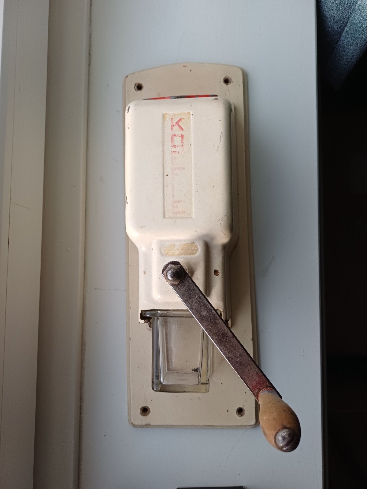 Originele retro koffiemolen, Ophalen