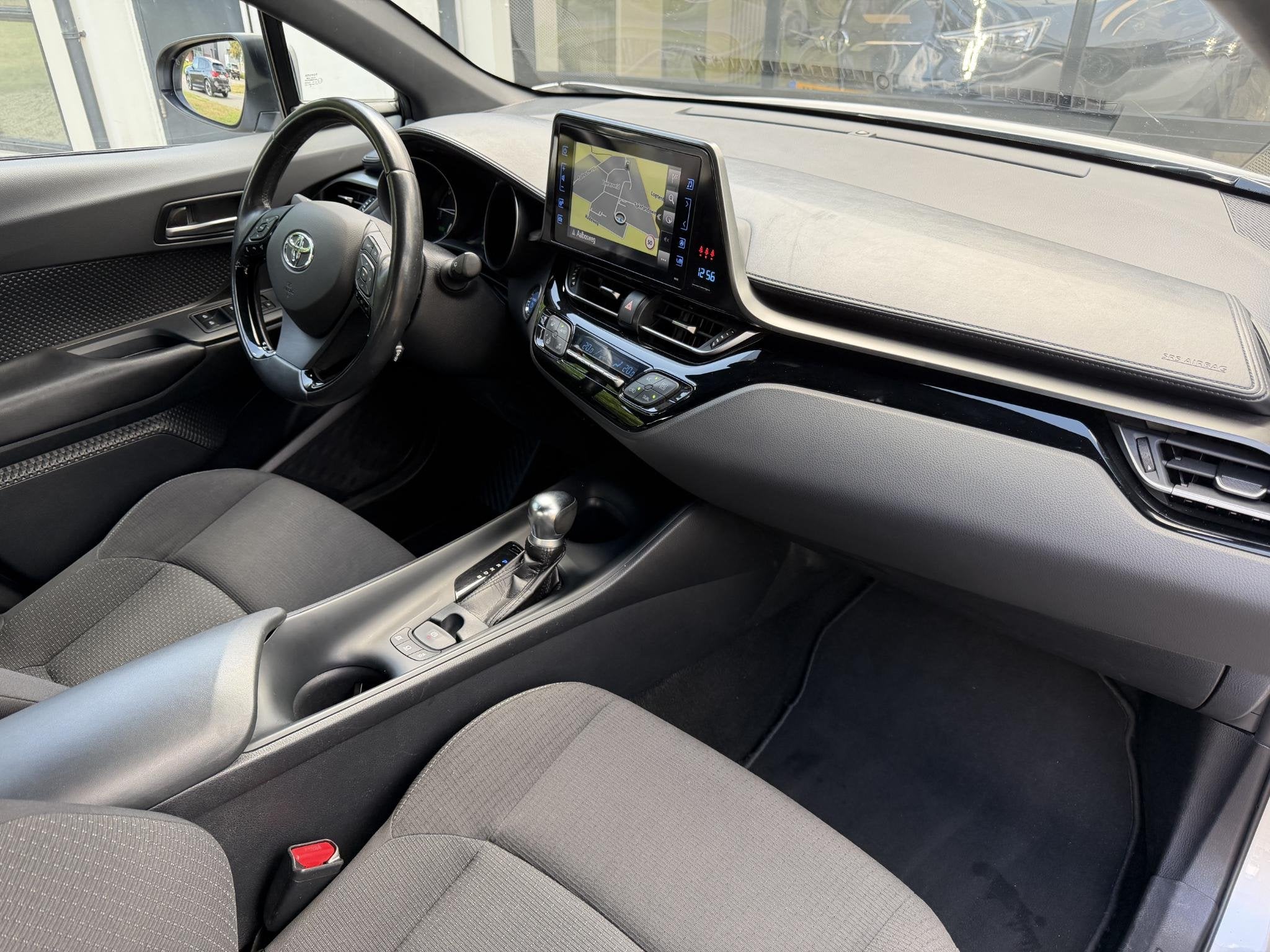 Toyota C-HR 1.8 Hybrid Energy Automaat | Navigatie | Achteru, Stof, Euro 6, 4 cilinders, 122 pk