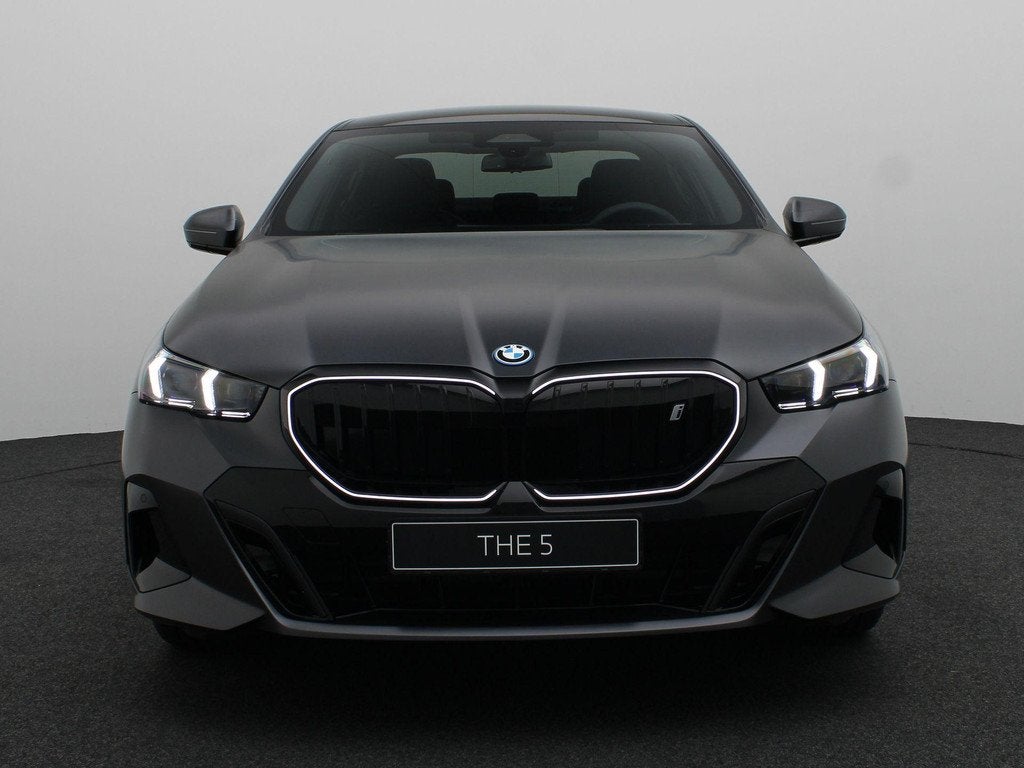 BMW i5 eDrive40 | M Sportpakket Pro | Travel Pack | Trekhaak, Auto's, BMW, Automaat, 2095 kg, Achterwielaandrijving, 510 min