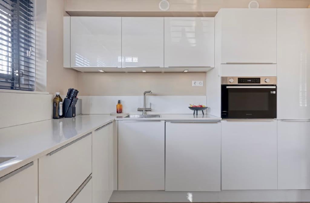 Witte keuken met composiet blad uit 2019, Huis en Inrichting, Keuken | Complete keukens, Ophalen, Gebruikt, Wit, Composiet