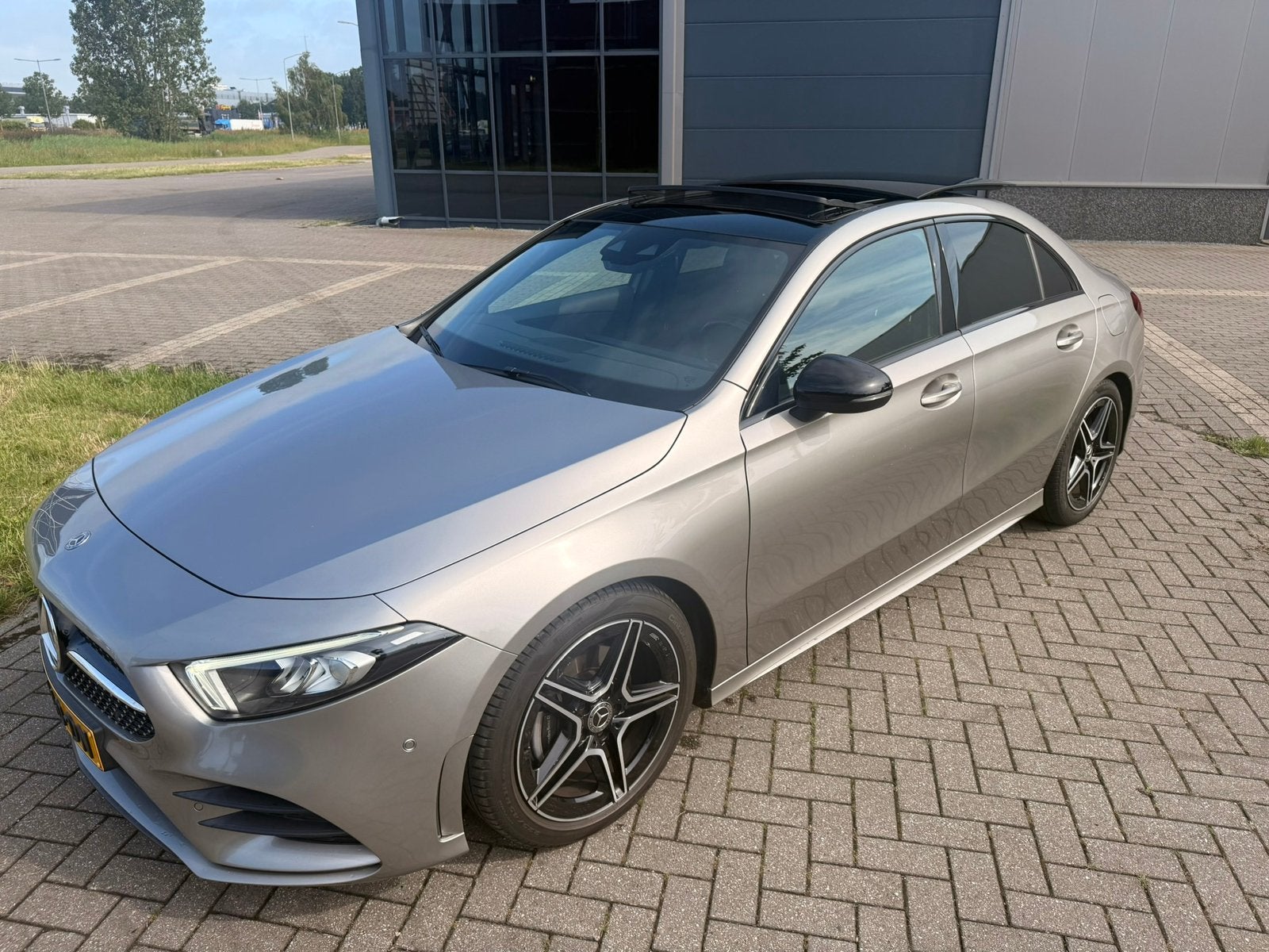 Mercedes A200 AMG Night Pakket | NL-auto | Trekhaak Pano-dak, Auto's, 4 cilinders, Leder en Stof, 163 pk, 690 kg