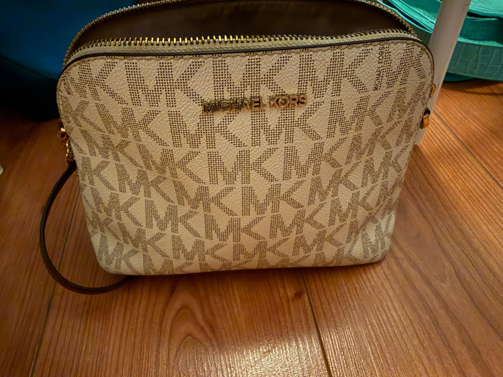 Michael Kors Schoudertasje - Zo goed als nieuw, Ophalen of Verzenden, Zo goed als nieuw, Beige, Schoudertasje