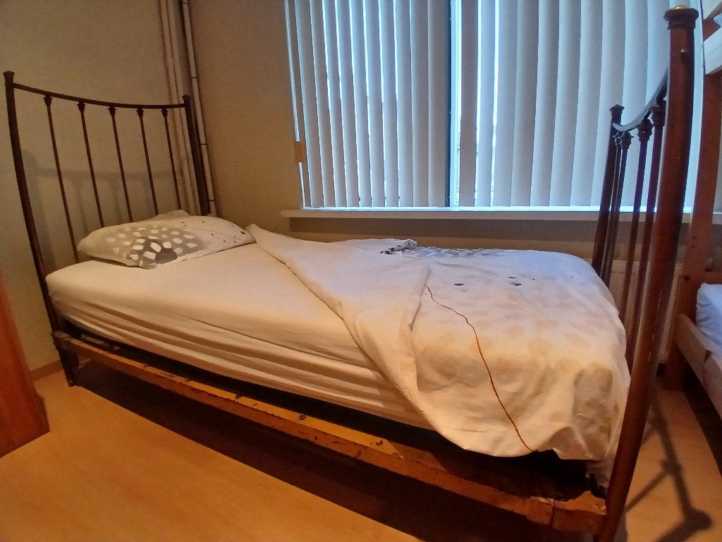 Bed (metaal/koper inclusief lattenbodem), Huis en Inrichting, Slaapkamer | Bedden, Ophalen, Gebruikt, 90 cm, Eenpersoons