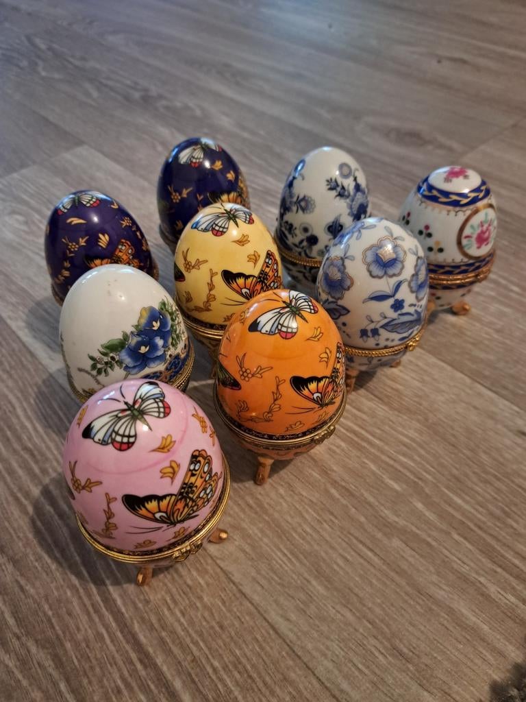 9 Prachtig Geschilderde Porseleinen Eieren op Voetjes, Antiek en Kunst, Ophalen