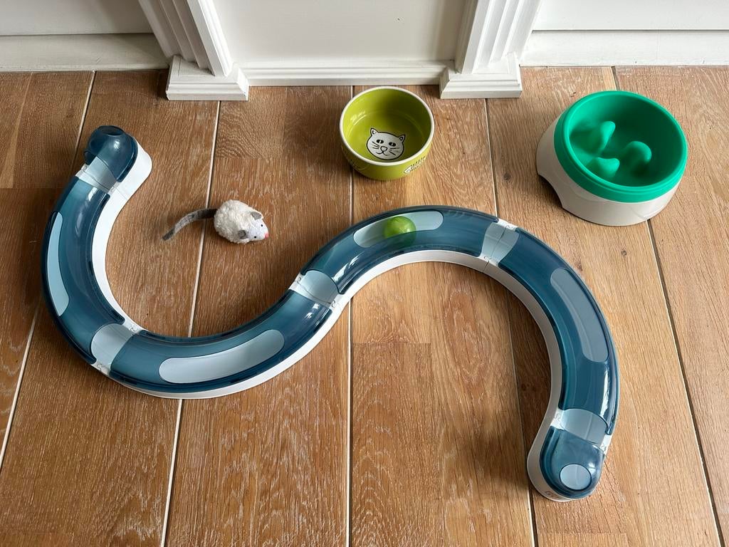 Eet en water bakje en speel accessoires voor de kat:, Ophalen, Zo goed als nieuw