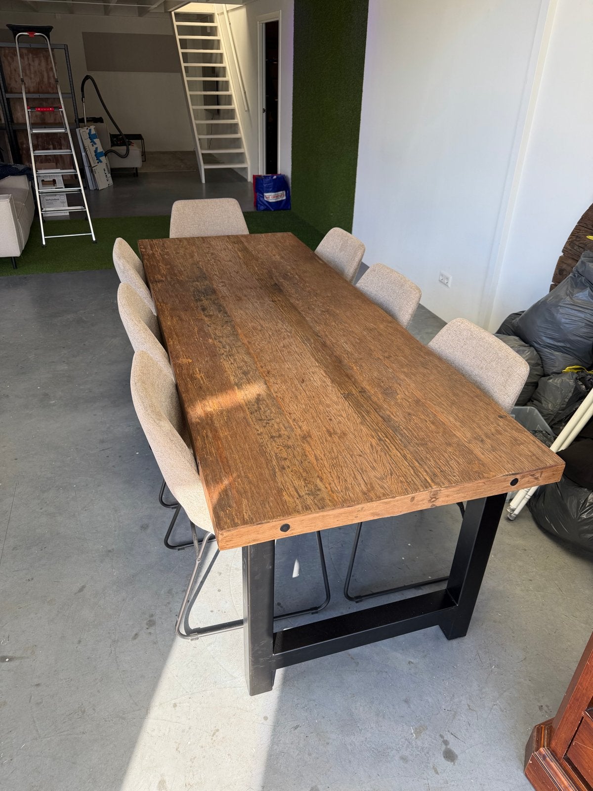 Robuuste houten eettafel met zwart onderstel (Loods5), Ophalen, 200 cm of meer, 50 tot 100 cm, Zo goed als nieuw
