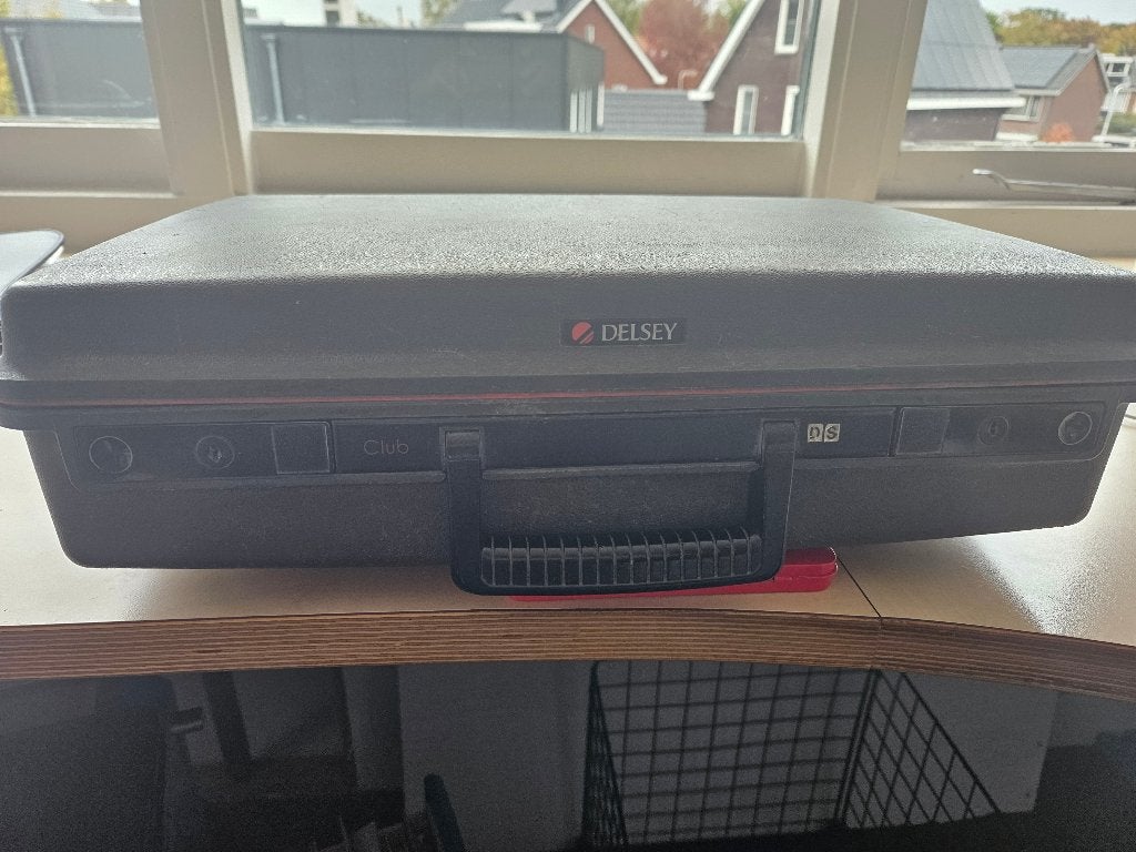 Te koop een  grijze Delsey diplomaten koffer, Gebruikt, Hard kunststof, Slot, Minder dan 50 cm