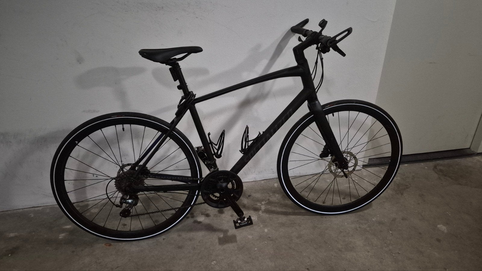 Specialized Sirrus Fitnessbike / Hybride Fiets (2022), 28 inch, Gebruikt, Meer dan 20 versnellingen, Schijfrem