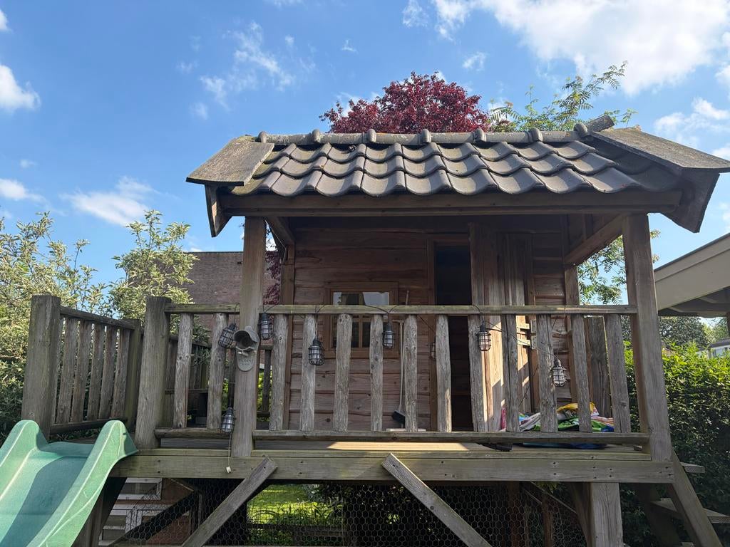 Robuust houten speelhuisje met glijbaan, Tuin en Terras, Ophalen, Gebruikt, 3 ramen of meer, Schuur