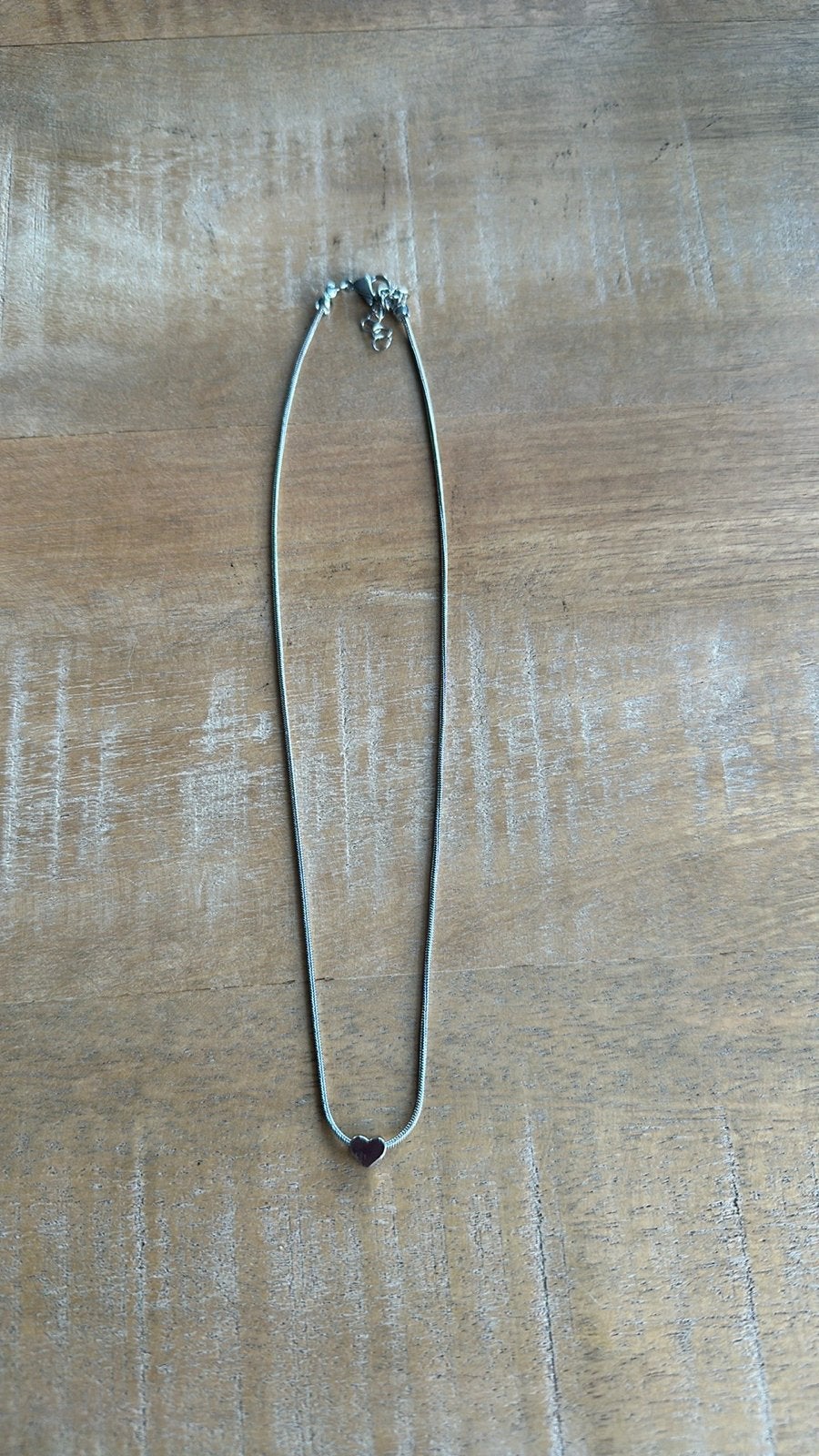 Zilverkleurige ketting met hartje, Nieuw, Ophalen of Verzenden, Zilver, Overige materialen