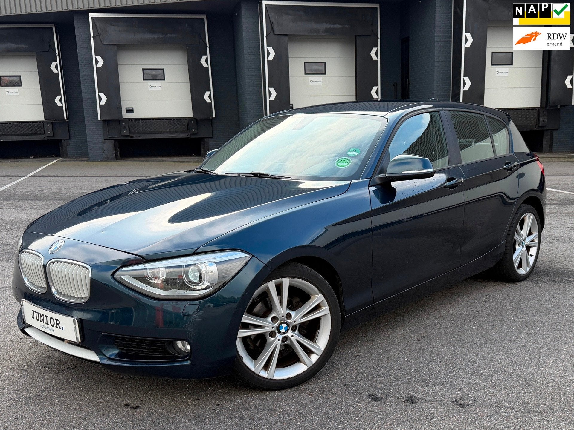 BMW 1-serie 116i Upgrade Edition LEDER/CRUISE/WIDESCREEN/LMV, Auto's, 1-Serie, Euro 5, Gebruikt, Zwart