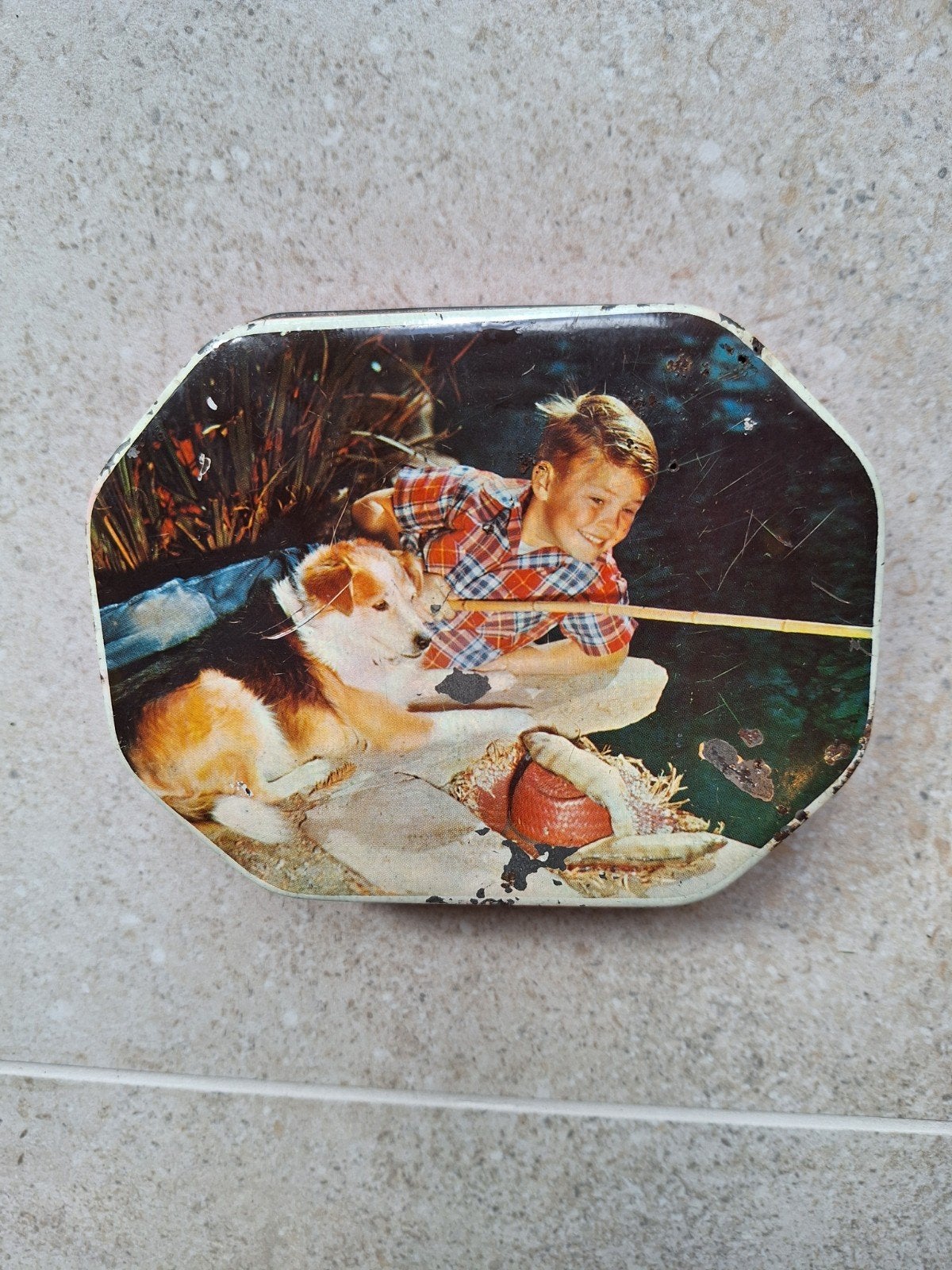 Vintage achthoekig blikken doosje nostalgisch plaatje Lassie, Verzamelen, Ophalen of Verzenden, Gebruikt, Overige, Overige merken