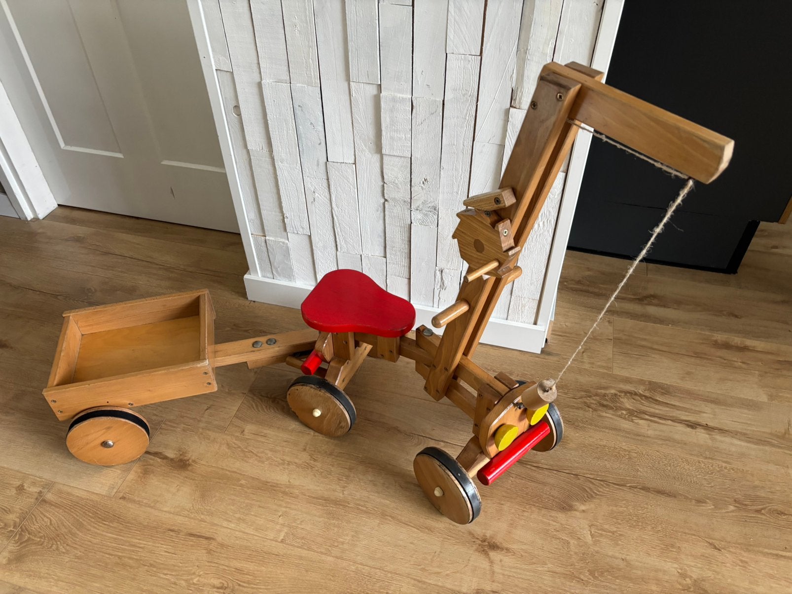 Janbibejan houten hijskraan loopauto met aanhanger, Ophalen of Verzenden, Gebruikt, Rij- of Hobbelspeelgoed