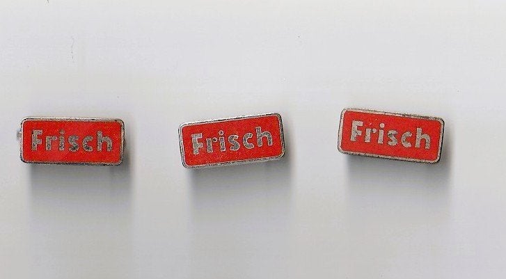 3 emaille brochespelden van FRISCH duitse landbouwmachines, Ophalen of Verzenden, Gebruikt, Overige onderwerpen, Speldje of Pin
