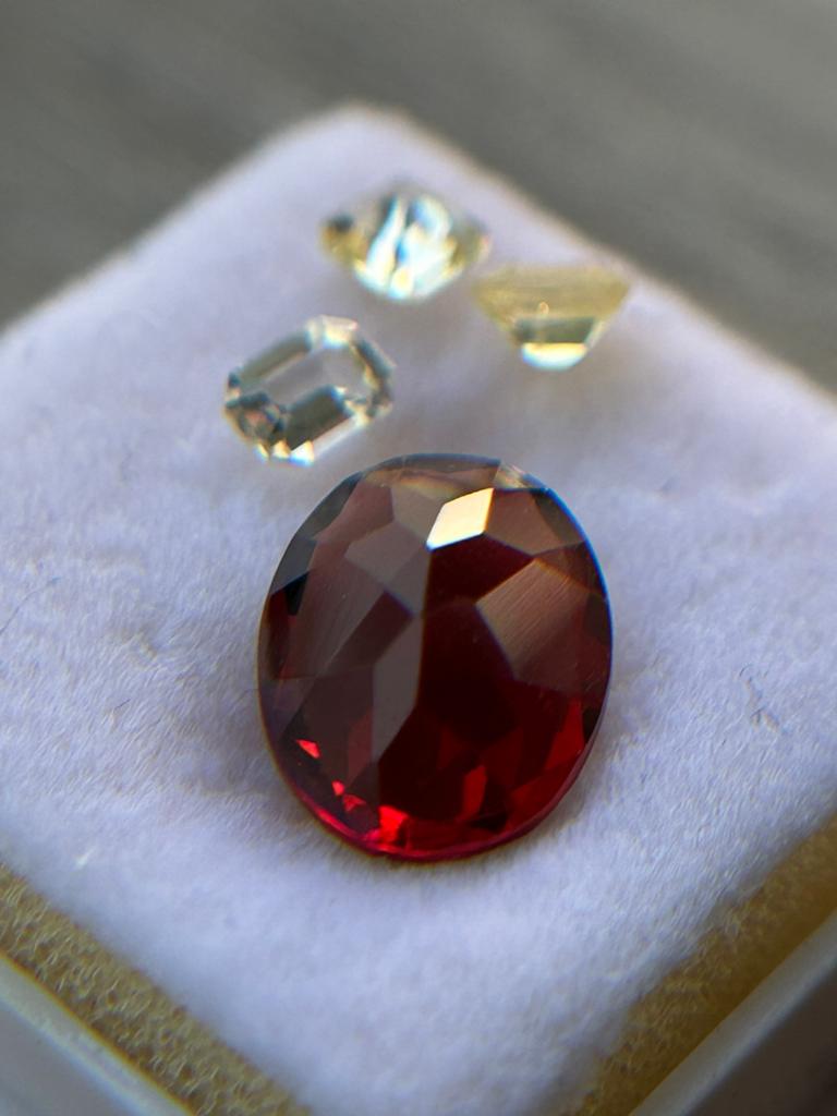 3 gele saffiertjes & Hessoniet granaat, Sieraden, Tassen en Uiterlijk, Ophalen of Verzenden, Nieuw