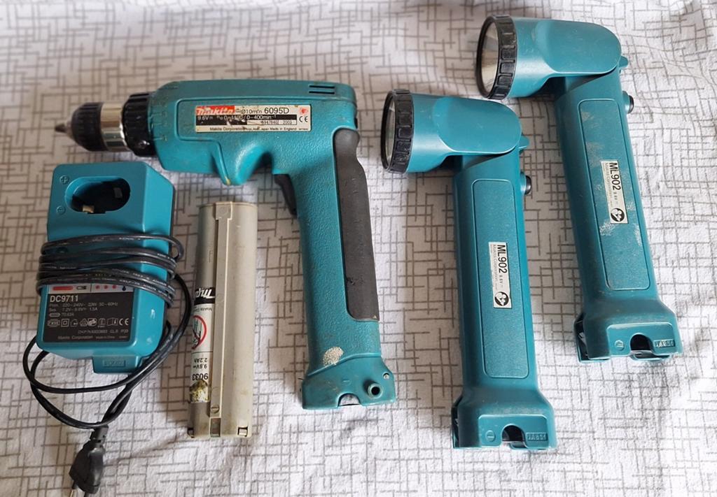 Makita Schroefmachine 6095D met 2 werklampen en lader, Gebruikt, Variabele snelheid, Ophalen of Verzenden, Boor- en Schroefmachine