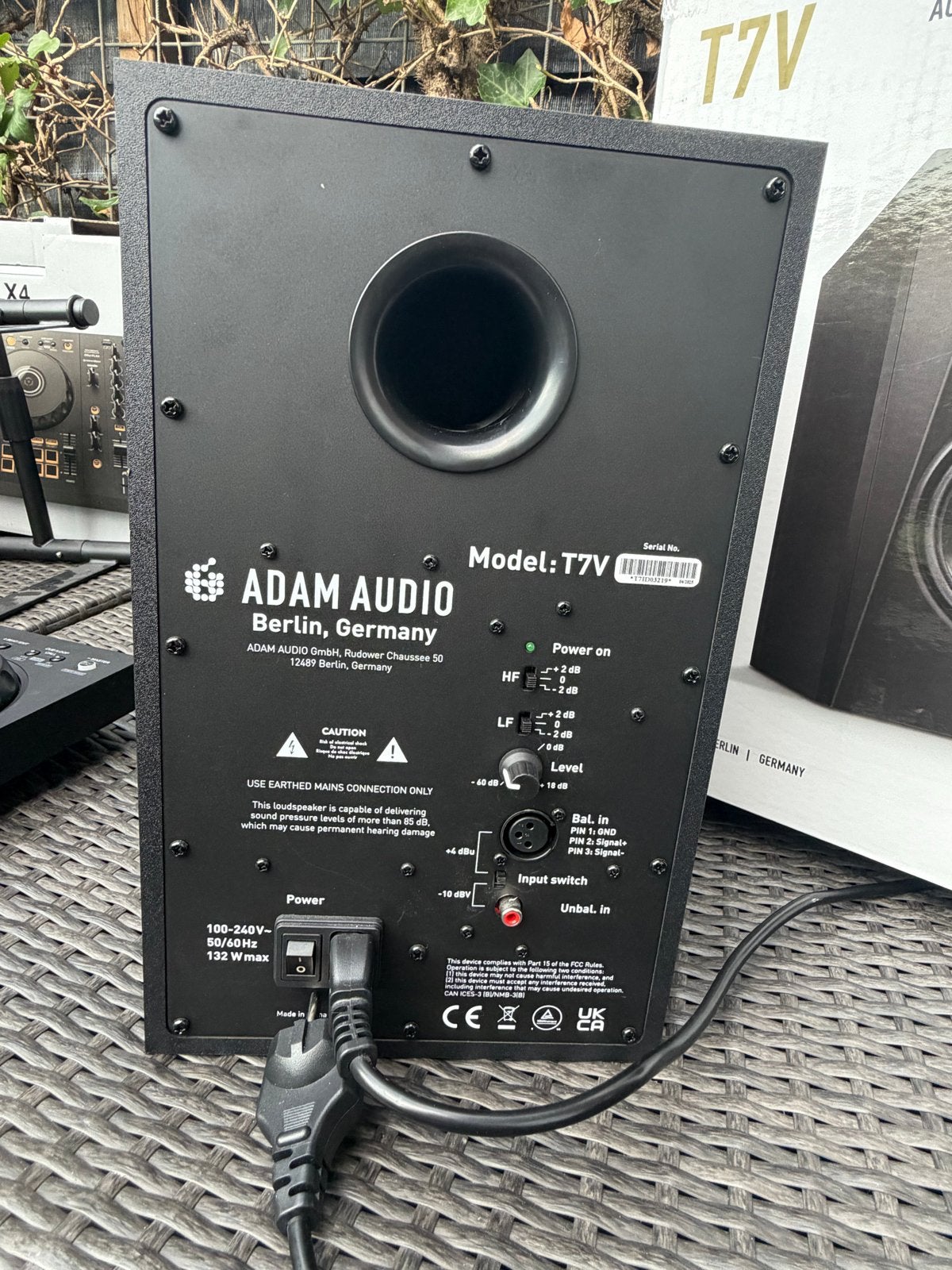 Foto 5 van Complete DJ-set: Pioneer DDJ-FLX4, Adam Audio T7V, Devine