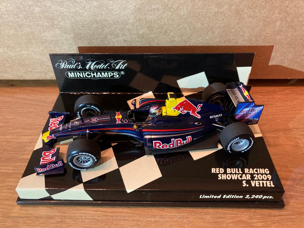 ✅ Sebastian Vettel 1:43 Showcar 2009 Red Bull Racing RB5, Ophalen of Verzenden, Nieuw, Formule 1