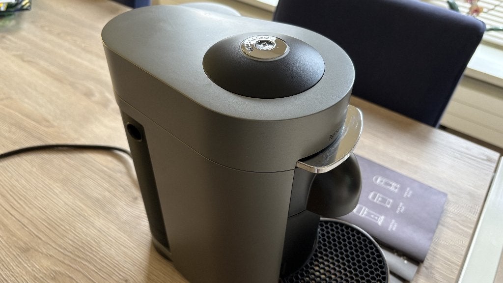 Nespresso Vertuo Plus Deluxe Titan, 10 kopjes of meer, Koffiemachine, Ophalen of Verzenden, Zo goed als nieuw