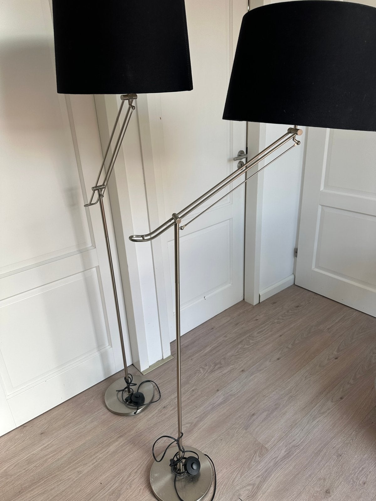 Set van 2 design vloerlampen–verstelbare arm, rvs/zwarte kap, Ophalen, Gebruikt, Metaal, 100 tot 150 cm