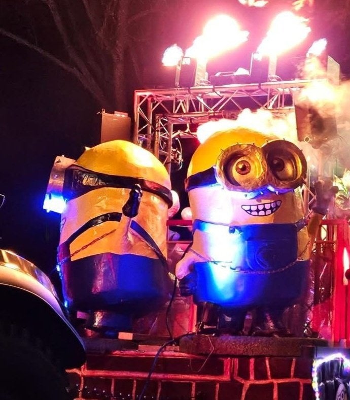Minions poppen voor op carnavalswagen, Ophalen, Gebruikt, Feestartikel, Carnaval