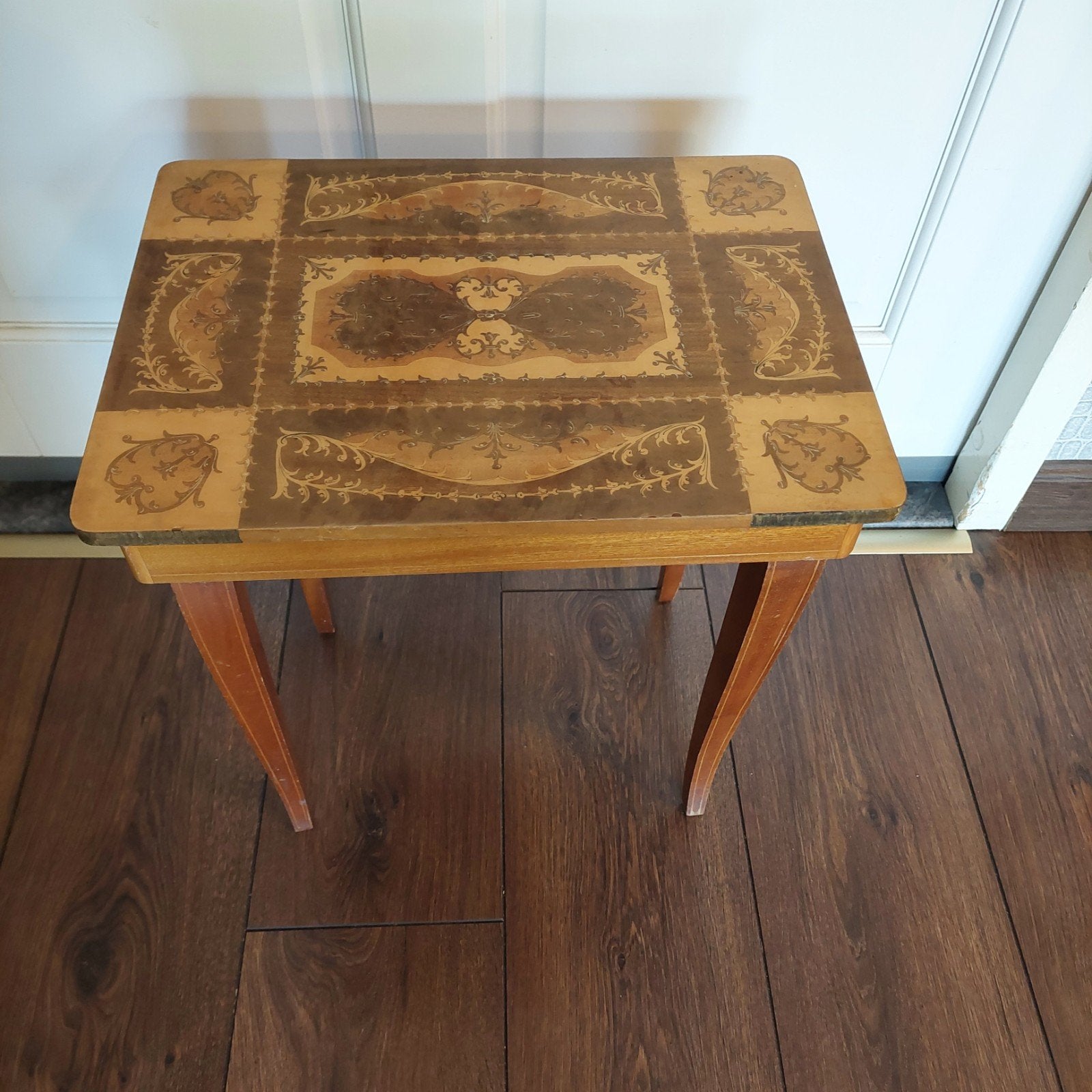 Vintage Italiaanse bijzettafel met intarsia en, Ophalen of Verzenden