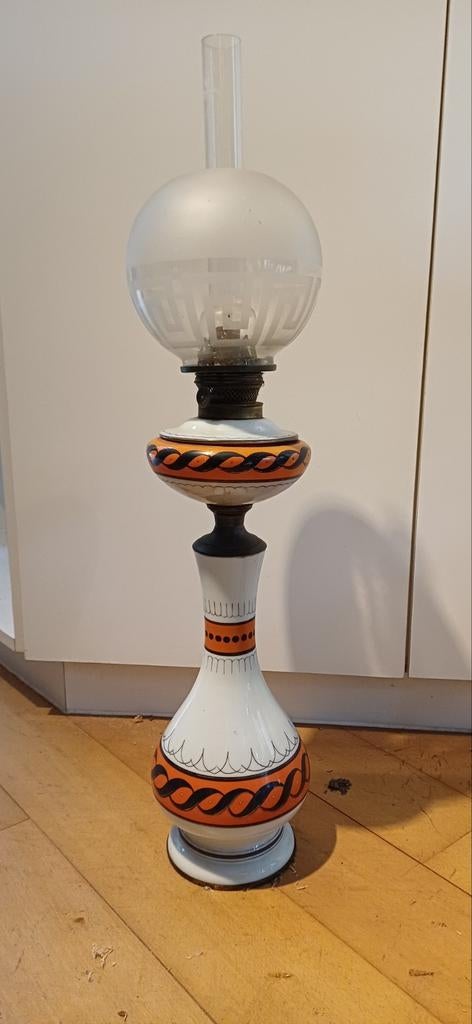 Antieke olielamp met oranje details, Ophalen