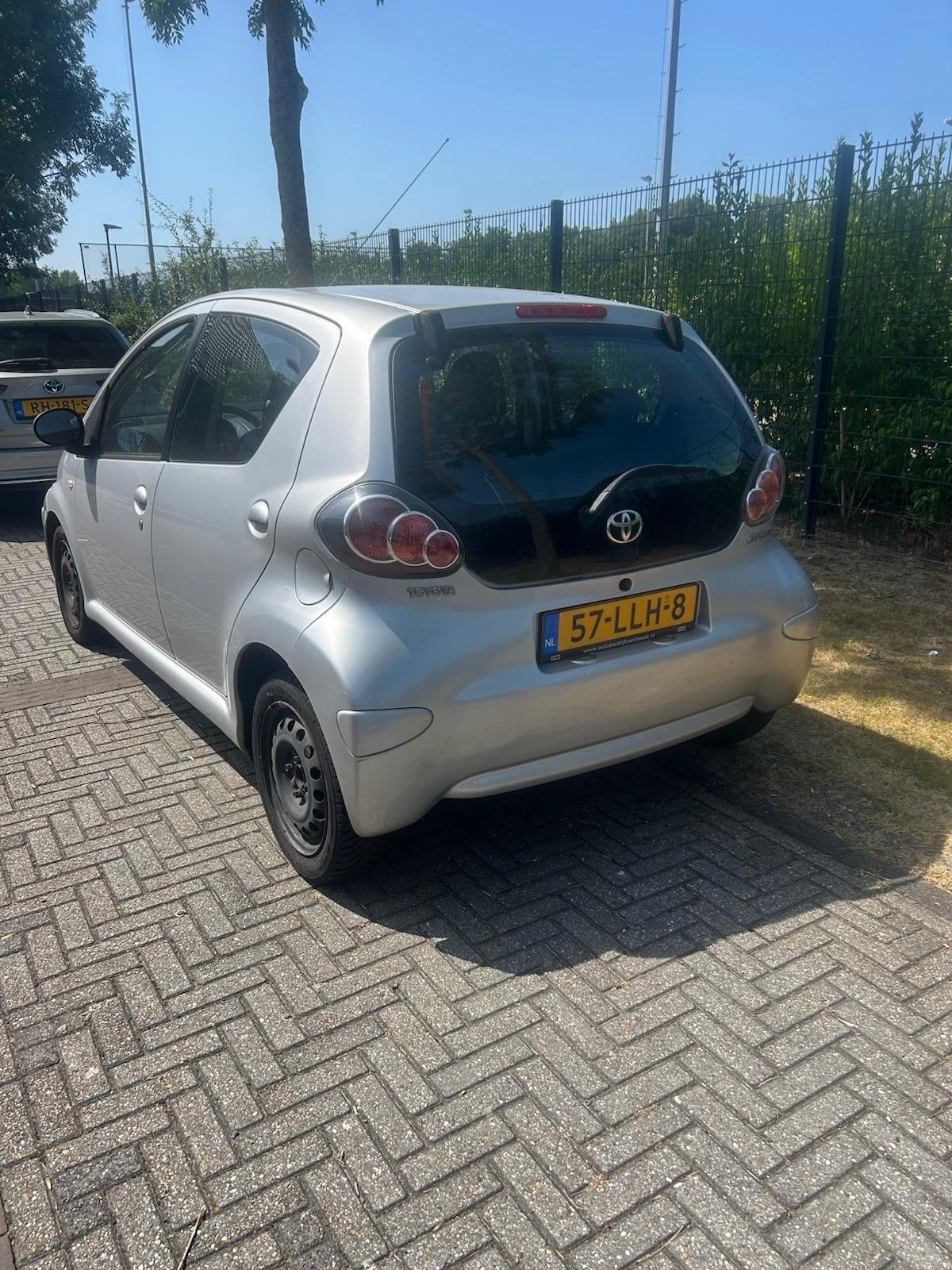Toyota Aygo 1.0 12V Vvt-i 5DRS 2010 Grijs NAP, Auto's, Toyota, Voorwielaandrijving, 4 stoelen, 68 pk, Origineel Nederlands