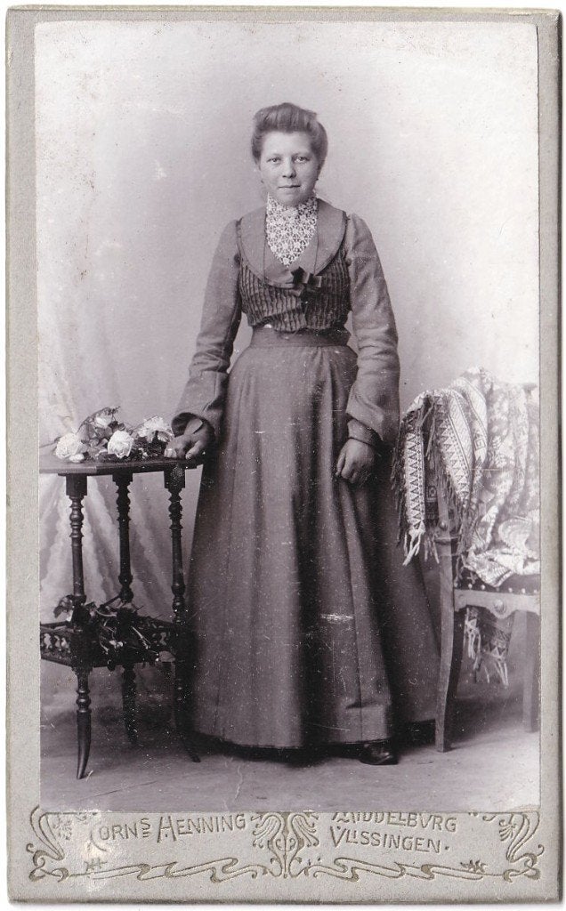 CDV - Vrouw Jurk Stoel Tafel - Foto Henning Middelburg, Gebruikt, Foto, Ophalen of Verzenden, Voor 1940