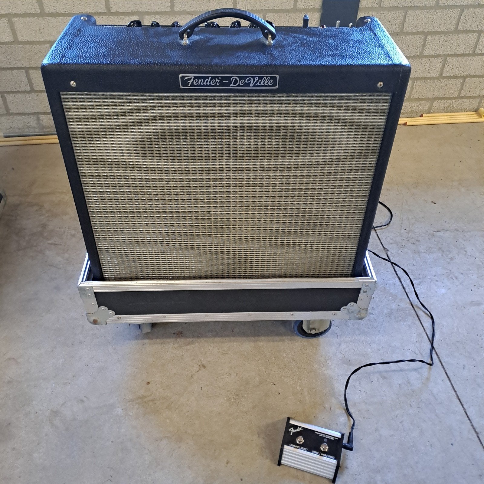 Versterker Fender Hot Rod DeVille 4x10 met flightcase, Muziek en Instrumenten, Versterkers | Bas en Gitaar, Ophalen