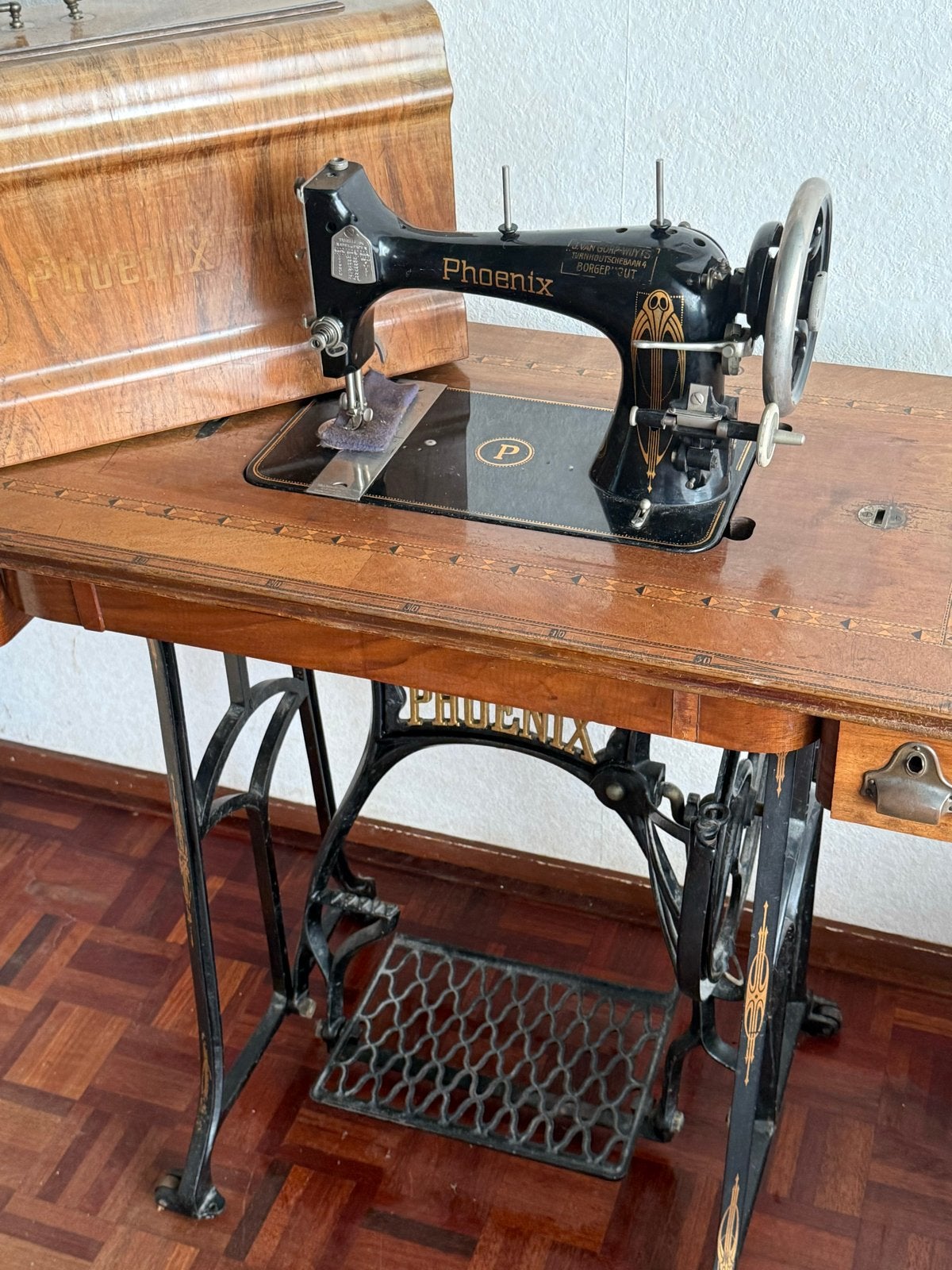 Antieke Phoenix Naaimachine met Houten Kast en Pedalen, Ophalen, Gebruikt, Naaimachine, Overige merken
