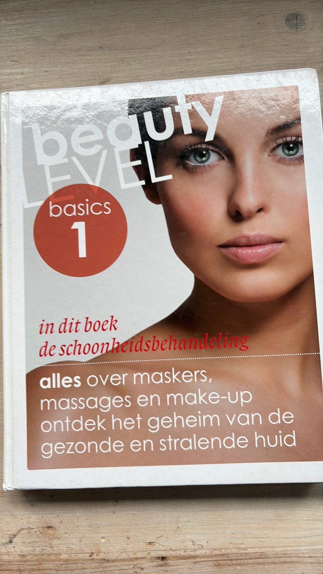 Studieboek beauty level basics 1, nr 978 94 9127 708 5, Ophalen, Gelezen