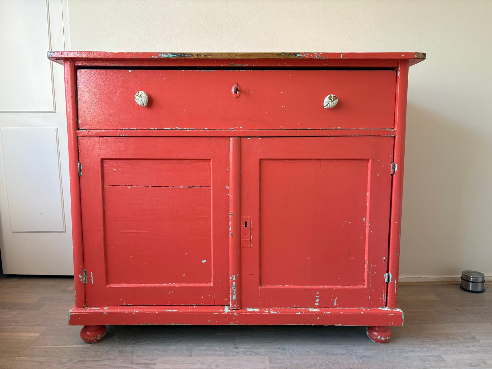 Gratis af te halen: Lief rood kastje met lade en deurtjes, Ophalen, Gebruikt