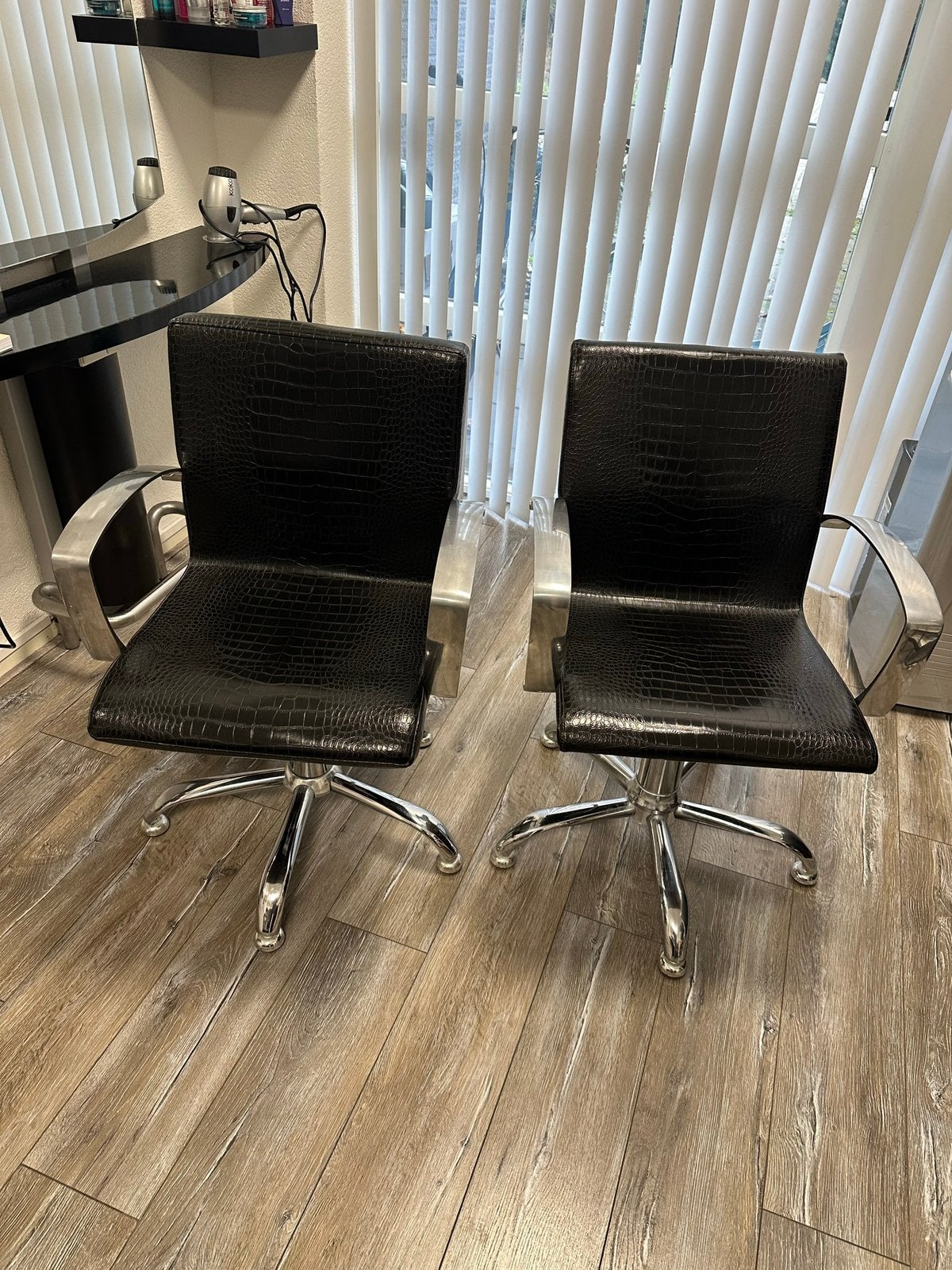 2 kappersstoelen, Ophalen