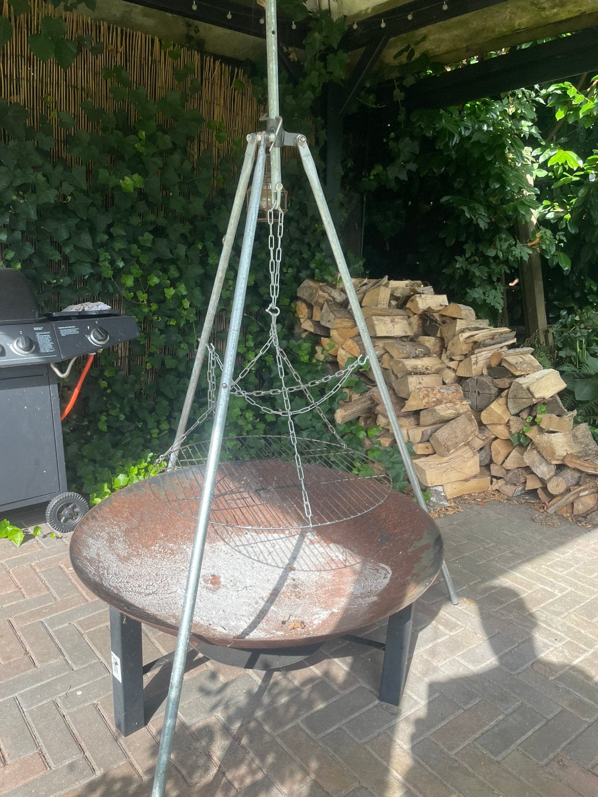 Driepoot bbq met rooster en vuurschaal, Ophalen, Gebruikt